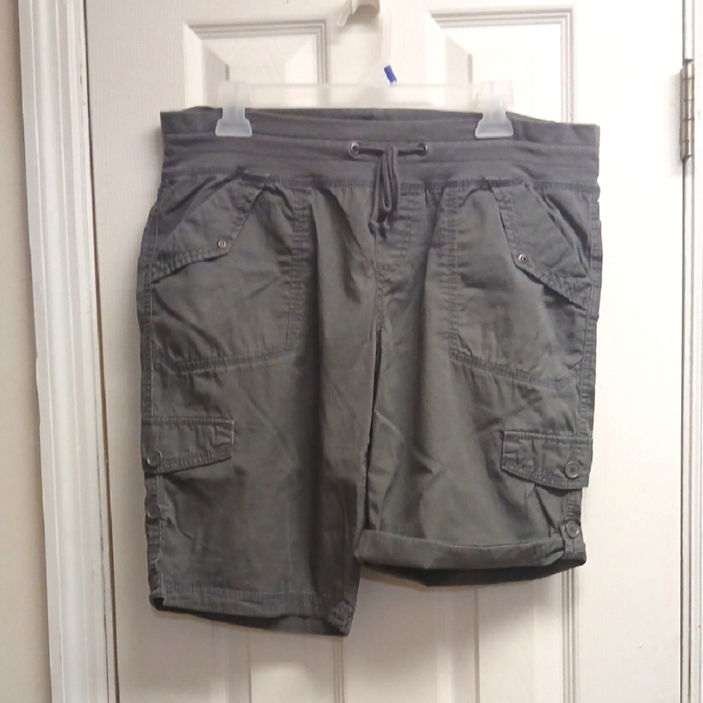 UNIONBAY Womens Cargo/Bermuda Shorts W High/Low Design Size 13 Khaki Green